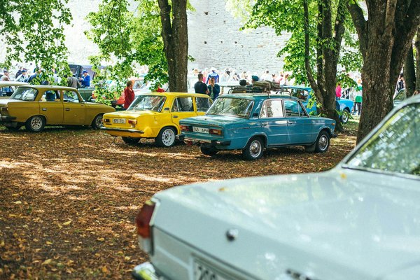 Comment intégrer des accessoires vintage dans une tenue moderne ?